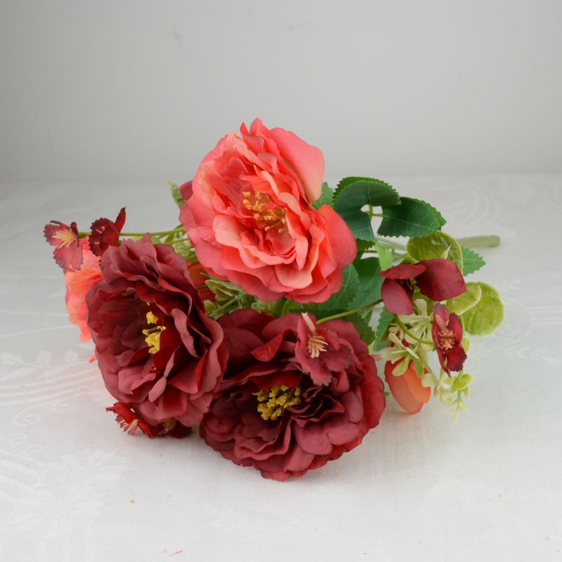 Peónia csokor díszítőkkel piros 1 Peónia csokor díszítőkkel piros