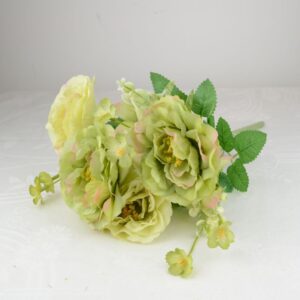 Peónia csokor díszítőkkel zöld